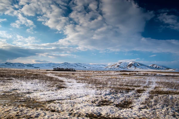 Jaro v horách jižního Uralu. — Stock fotografie