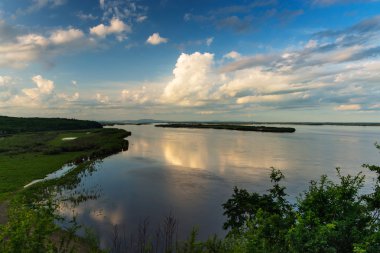 Amur Nehri üzerinde güzel gün batımı. 