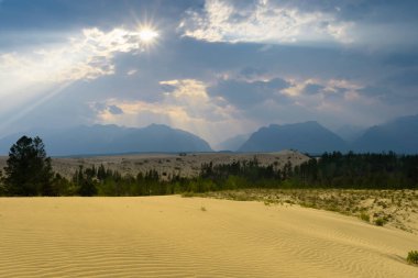Kodar Tepesi manzarası. Chara kumları. Baykal Bölgesi. 