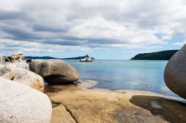 - Rusya. Uzak Doğu. Deniz kenarında. Japon Denizi. Olga adında bir köyde. Dağdan körfeze kadar güzel bir manzara
