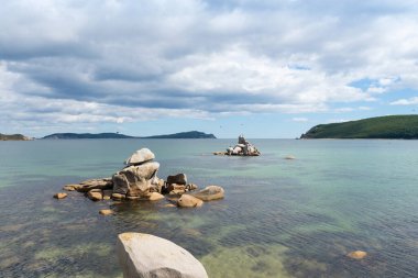 - Rusya. Uzak Doğu. Deniz kenarında. Japon Denizi. Olga adında bir köyde. Vladimir 'den sonra dağdan körfeze kadar güzel bir manzara var..