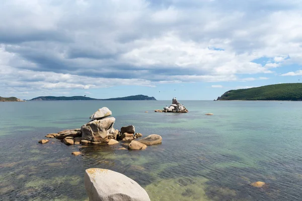- Rusya. Uzak Doğu. Deniz kenarında. Japon Denizi. Olga adında bir köyde. Vladimir 'den sonra dağdan körfeze kadar güzel bir manzara var..