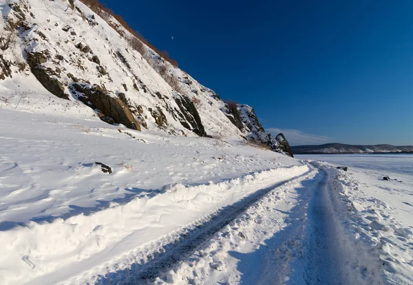 Journée d'hiver givré sur la rivière Amour . — Photo