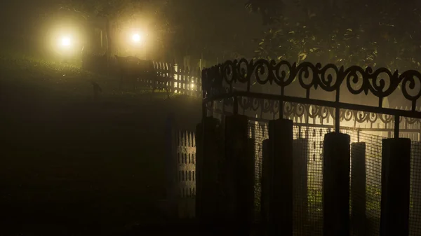 Latarka oświetlenia poprzez mgły — Zdjęcie stockowe