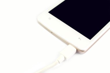 izole, beyaz arka plan üzerinde akıllı telefon şarj