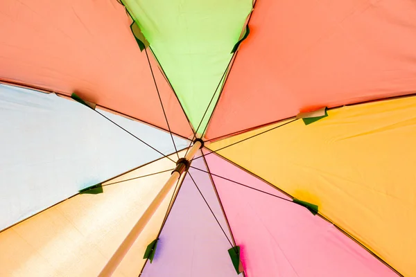 カラフルな傘の抽象的な背景の下で — ストック写真