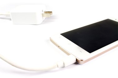 Beyaz arka plan üzerinde akıllı telefon ve adaptör kablosu