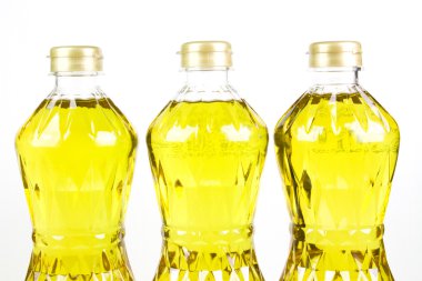 Üç şişe petrol rafine palm olein meyve örtüsü üzerinden