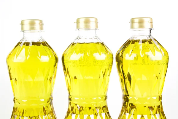 Üç şişe petrol rafine palm olein meyve örtüsü üzerinden