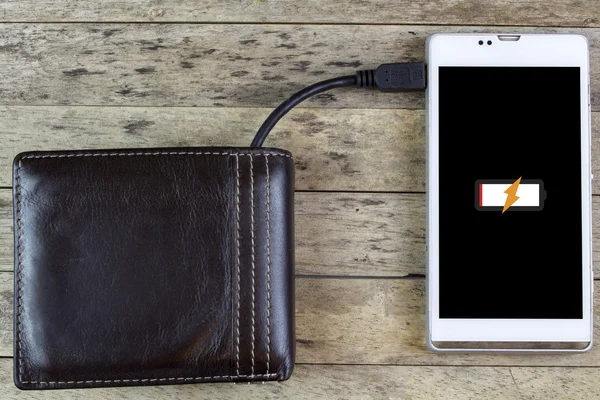 Бумажник с зарядом энергии, зарядка смартфона — стоковое фото