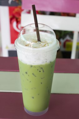 buzlu süt yeşil çay bir tablo