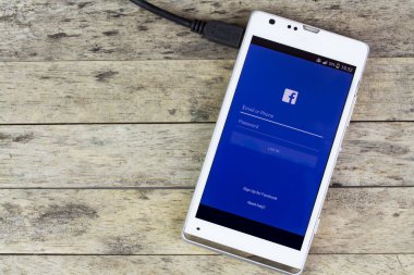 Tıkamak Kan, Tayland - 02 Eylül 2015: pilinizi kaydetmek için facebook kullanarak durdurmak