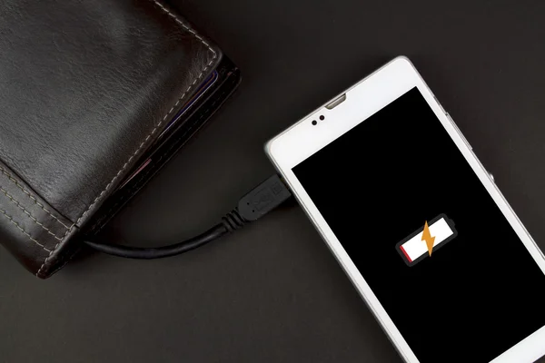 Portafoglio con energia di carica può smartphone di ricarica, sfondo scuro — Foto Stock