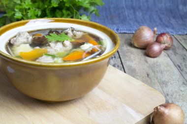 Ahşap bir kase Tay Çorbası tarifi