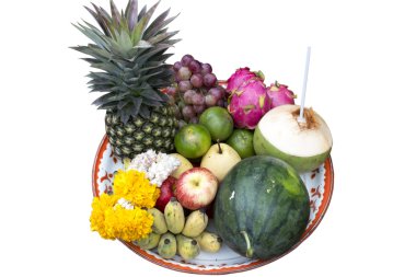 ananas karpuz elma vb dua etmek, bir tepsi ortamda izole, kırpma yolu