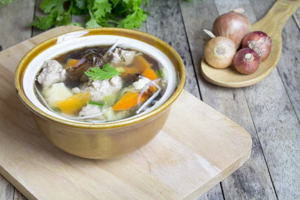 Receita de sopa tailandesa em uma tigela em madeira — Fotografia de Stock