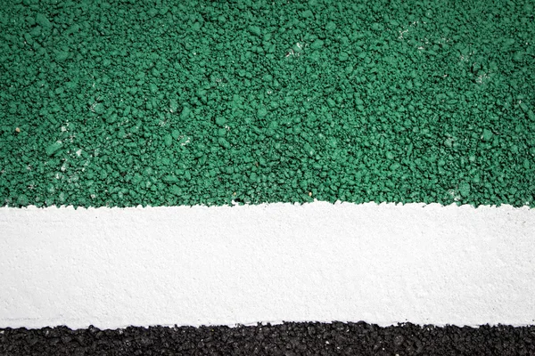 Yeşil yol yüzey dokusunu arka plan ve beyaz boyalı çizgi — Stok fotoğraf