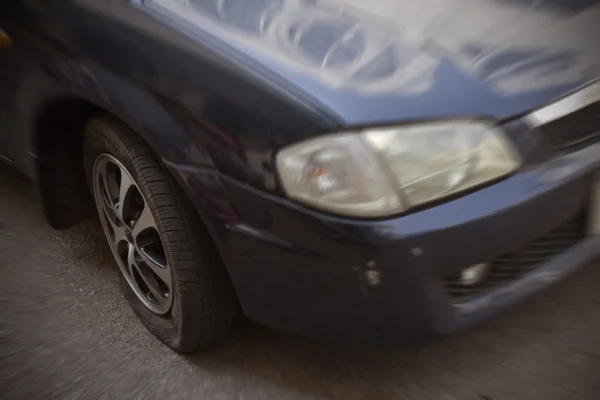 Pinchazo de neumático de un coche en accidente, encarrilar zoom borrosa —  Fotos de Stock