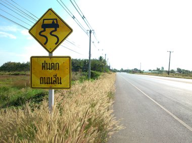 Kaygan zaman işareti uyarı Tayland ıslak