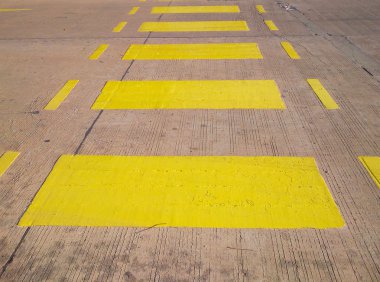 Sarı zebra geçiş süper mağaza