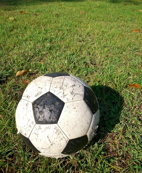 Oude voetbal op grasveld — Stockfoto