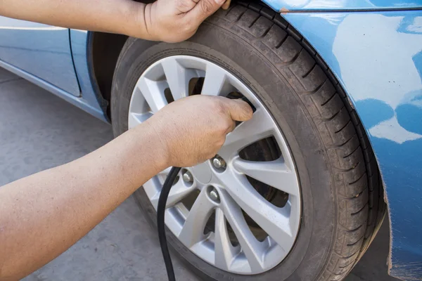Llenar el aire en el neumático de un coche —  Fotos de Stock