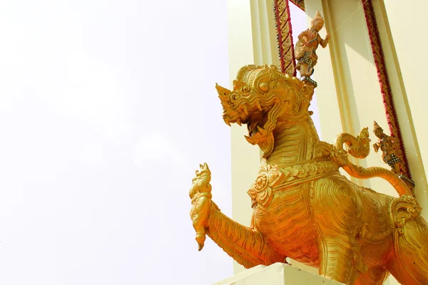 Χρυσό φορμαρισμένο σχήμα λιοντάρι σε δημόσια ναό, Ταϊλάνδης τέχνης — Φωτογραφία Αρχείου