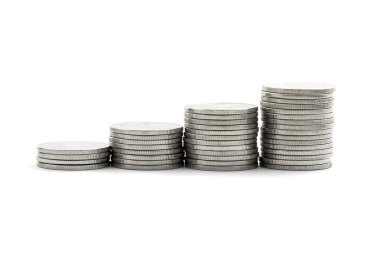 beyaz zemin üzerinde sikke yığını