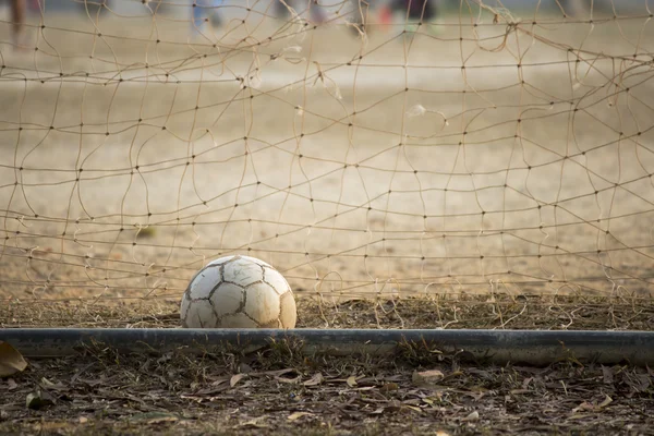 Velho futebol colocar no objetivo — Fotografia de Stock