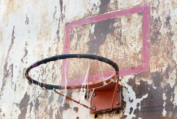 Basketbal ijzer aan boord, bord, vuil, grunge, oude — Stockfoto