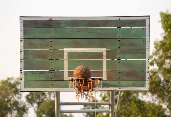 바구니, 성공에 농구를 쏴 — 스톡 사진