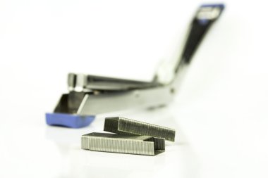 Zımba ve Tel zımba izole beyaz zemin üzerine