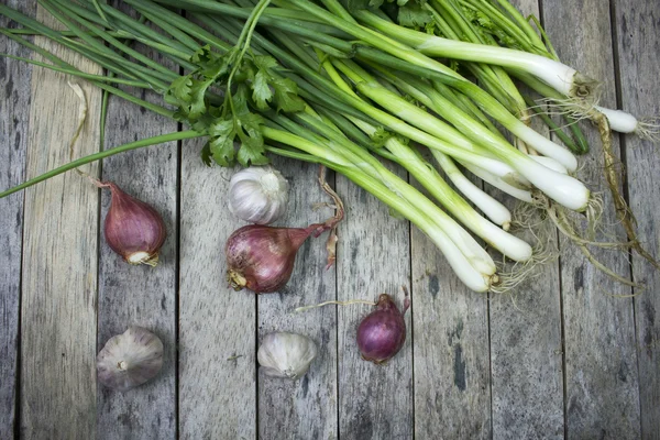 Soğan Sarımsak ve soğan ahşap tahta üzerinde Galce — Stok fotoğraf