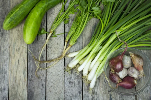 UI welsh, ui, knoflook, komkommer en koriander op houten plank, plantaardige achtergrond — Stockfoto