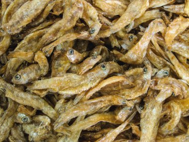 Çıtır çıtır kızarmış ve tuzlu küçük balık kemik ile