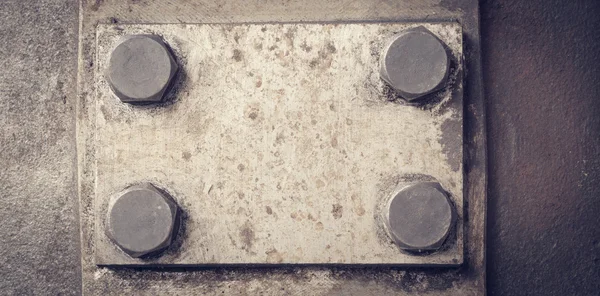 Perçinli metal plaka