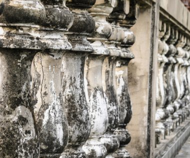 Kirli ve eski beton korkuluk 