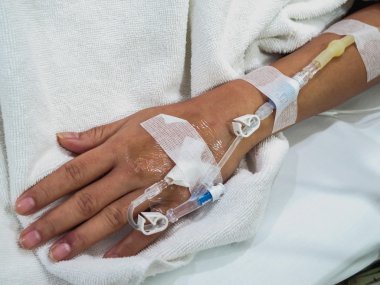hastanın el ile serum fizyolojik Intravenous (IV)
