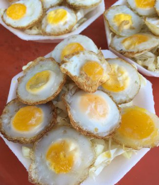 Kızarmış bıldırcın yumurtası