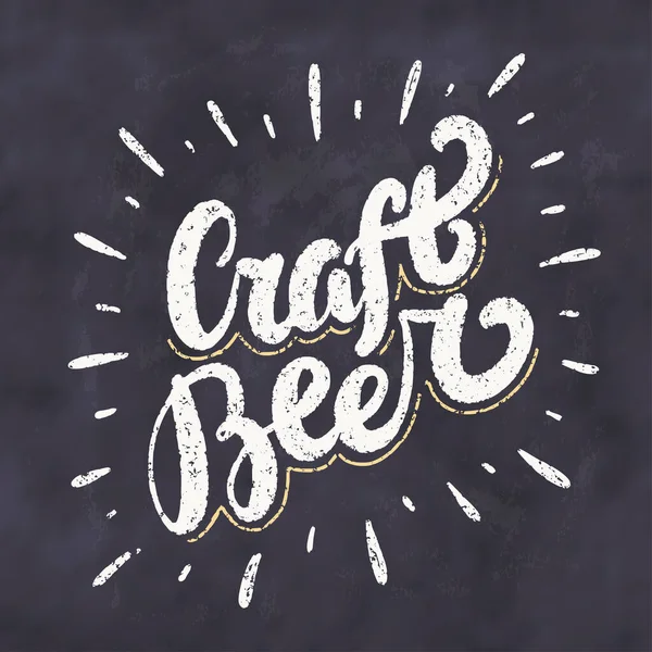 El yapımı bira. Vektör el yazısı yazı tahtası işareti.