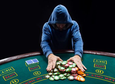 Poker oyuncusu fişlerini zorlamaya Rest gidiyor