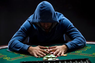 Poker oyuncusu Poker fişleri kazandıktan sonra alarak