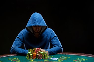 Poker oyuncusu Poker fişleri kazandıktan sonra alarak