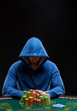 Poker oyuncusu Poker fişleri kazandıktan sonra alarak