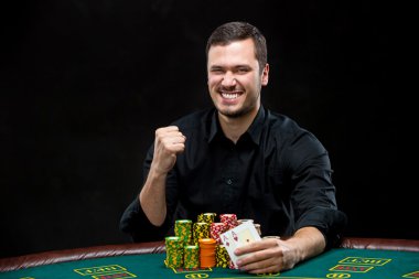 Kazanan ve elinde as tutan mutlu poker oyuncusu