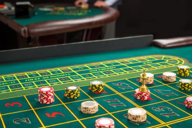 Yeşil tablo ve fiş ile bahis resmi.