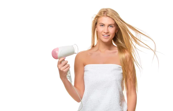 Jeune femme en serviette sèche les cheveux un sèche-cheveux — Photo