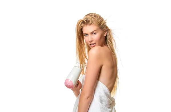 Ung kvinna i handduk torkar hår hårtork — Stockfoto