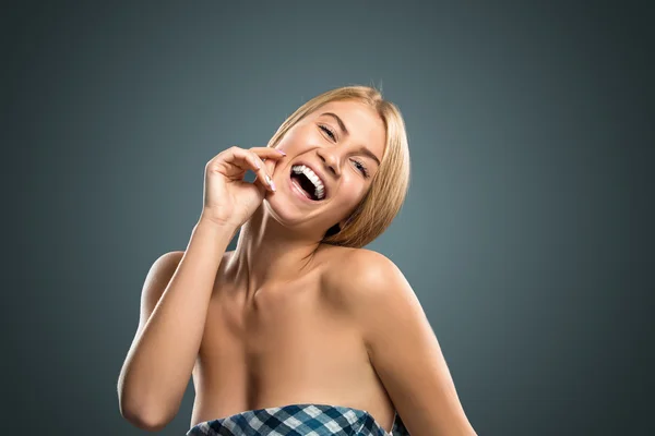 Retrato bela mulher loira com cabelos longos e olhos azuis — Fotografia de Stock