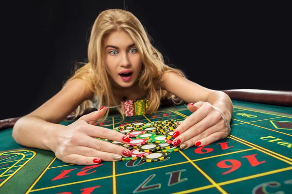 Jóvenes mujeres guapas jugando ruleta gana en el casino — Foto de Stock